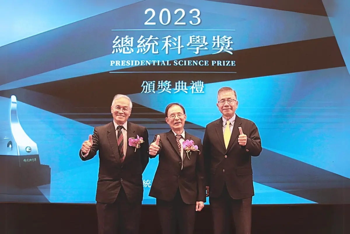 ▲中央大學天文研究所葉永烜院士（左）與傑出校友李文雄院士（中）今年雙雙榮獲「2023總統科學獎」之肯定，中央大學校長周景揚（右）出席表達恭賀之意。（圖／中央大學提供）
