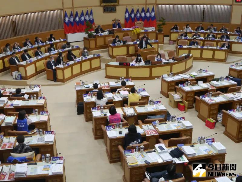 ▲新北市議會國民黨團市政總質詢時禮讓給新北市代理市長、副市長劉和然做30分鐘完整年度施政報告。(圖 /記者吳嘉億攝,2023.10.25)