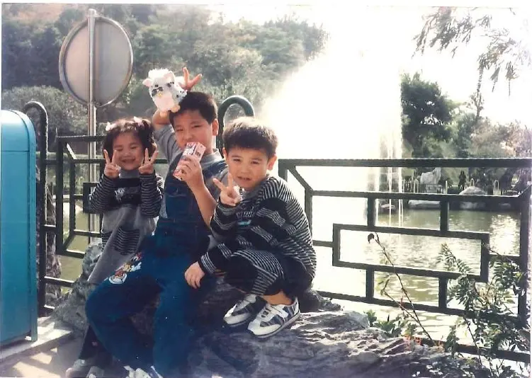 ▲小時候的羅廷瑋曾幻想能當黑社會老大，圖為與鄰居小孩合照。（圖／羅廷瑋提供，2023.10.28）