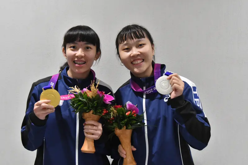 ▲亞帕運桌球女子單打TT10級金包銀，由林姿妤選手(左)獲得金牌，田曉雯選手(右)獲得銀牌。（圖／中華奧會提供）