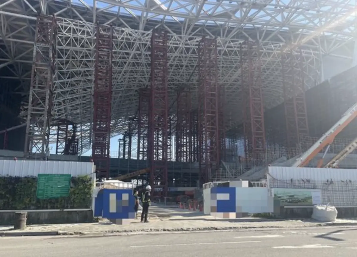 ▲今（25）日台中國際展會中心傳出工安意外，一名51歲的魏姓工人在R樓施工，豈料疑似零件鬆脫，當場從約2、30米高空墜落1樓平面，被緊急送往中港澄清醫院搶救，不過最終仍宣告不治。（圖／翻攝畫面）