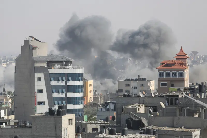▲以色列國防部長今天宣布，軍隊大規模轟炸加薩走廊之際，針對哈瑪斯的戰爭已「進入新階段」。圖為加薩走廊遭到以色列空襲後升起煙霧。（圖／美聯社／達志影像）