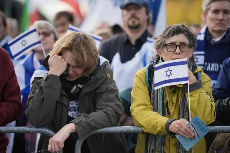 ▲德國民眾上街參與聲援以色列以及抗議反猶示威的活動。（圖／美聯社／達志影像）