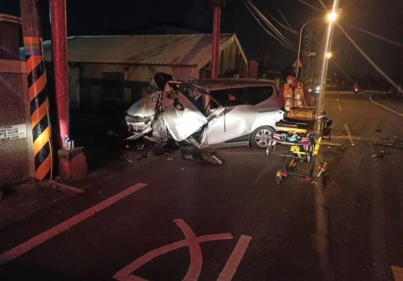 ▲屏東市龍華西路昨（25）日晚間9時許，發生一起嚴重車禍。（圖／翻攝畫面）
