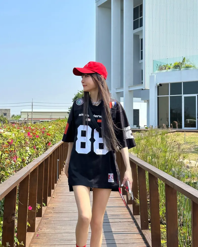 ▲謝金燕擁有不少女性夢寐以求的腿型。(圖/翻攝自謝金燕IG)