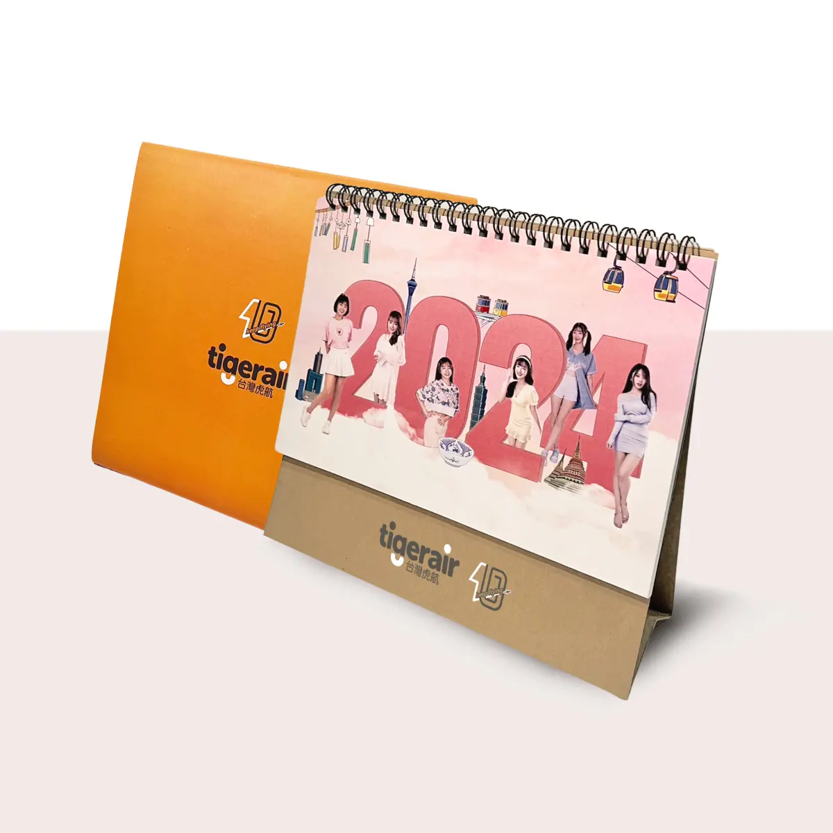 ▲台灣虎航發表2024年桌曆形式，不同於往年是以超萌網紅虎將為主角，隨著台灣虎航將迎來開航10週年，也特別邀請到樂天女孩來站台，由6位樂天女孩擔任每月份的旅遊宣傳大使。（圖／虎航提供）