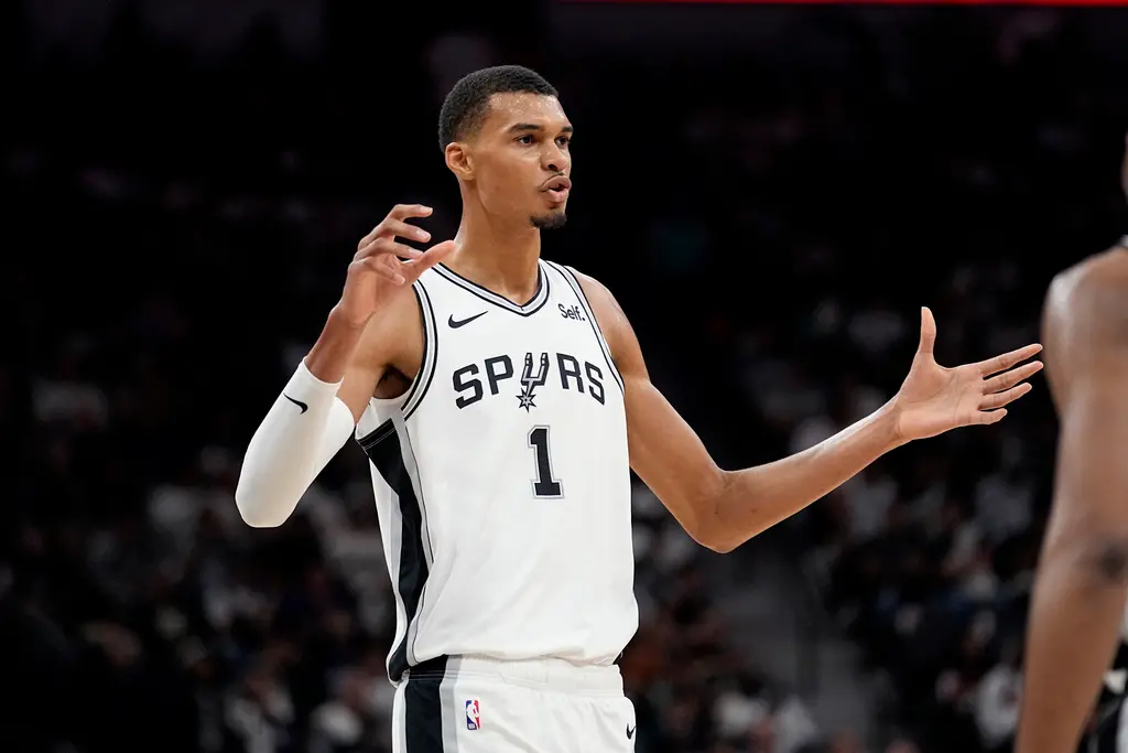 ▲Victor Wembanyama今（26日）對達拉斯獨行俠迎來NBA生涯首秀，貢獻15分、5籃板，但也陷入犯規麻煩。（圖／美聯社／達志影像）