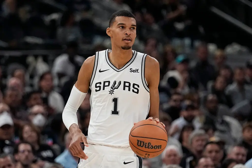 ▲馬刺狀元Victor Wembanyama今（26日）對達拉斯獨行俠迎NBA生涯首秀，出賽23分鐘貢獻15分。（圖／美聯社／達志影像）