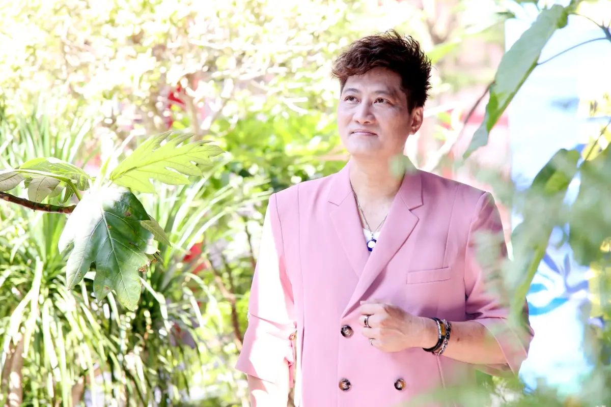 ▲楊哲曾為江蕙的歌曲〈夢中的情話〉作詞，日前透露已經快還完千萬債務的他，自爆再度負債2300萬。（圖／瑞揚創意提供）