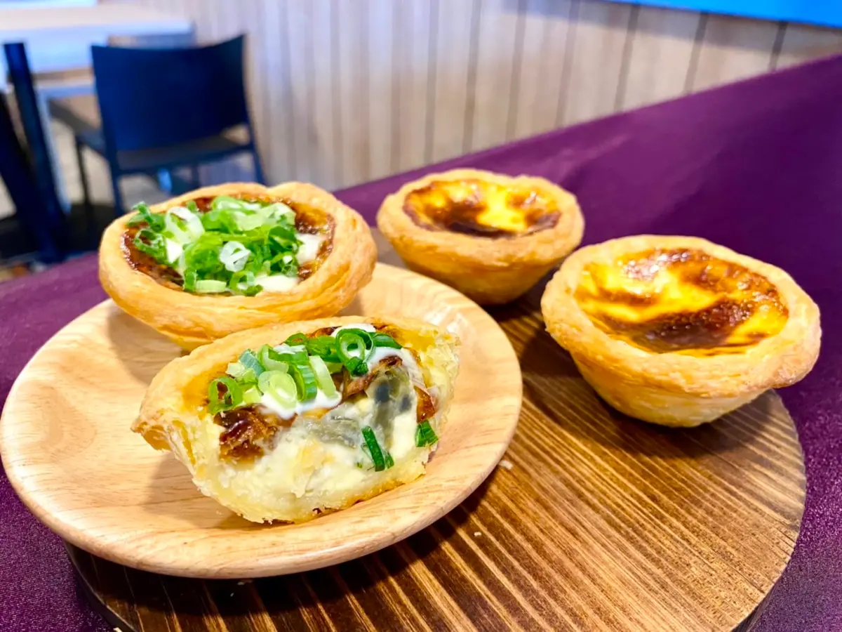 ▲肯德基萬聖節「調皮搗蛋蛋撻」，蛋塔衝擊加入青蔥皮蛋，被鐵粉挖苦「跟必勝客學壞了」卻意外獲認證「冷掉也好吃」。皮蛋蛋撻倒數7天、12月4日後要停售下架！隱藏優惠一次整理。（圖／記者蕭涵云攝）