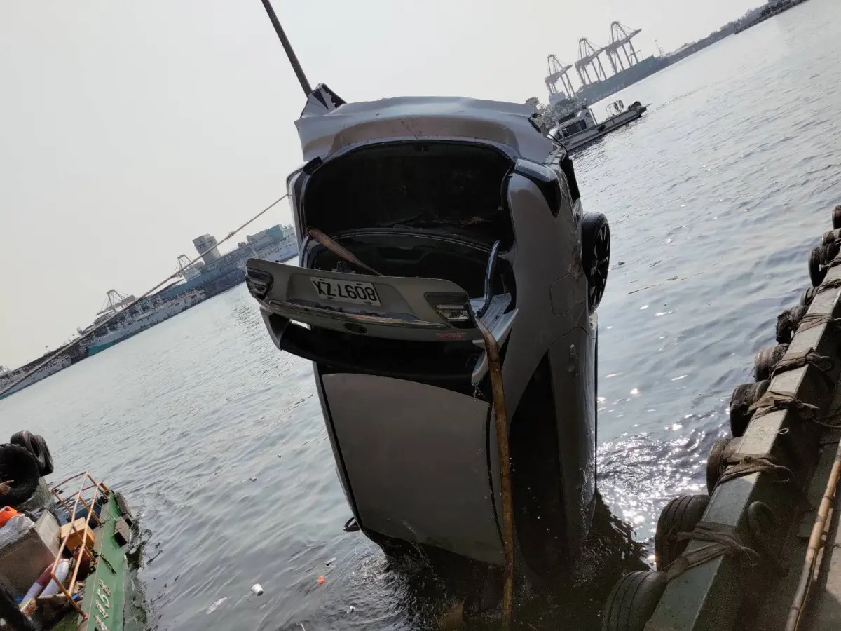 ▲高雄前鎮漁港今天下午2時5分接獲報案，一輛自小客車落海，警相獲報後立即前往現場，一名年約30歲的男性被救起時已無生命跡象，緊急送醫後仍宣告不治。（圖／記者郭凱杰翻攝）