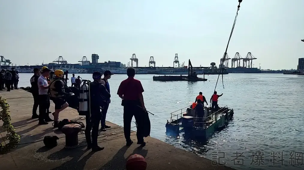 ▲高雄前鎮漁港傳出一輛汽車落海，經打撈救出一名30歲男子，但經送醫後仍不幸宣告不治。（圖／翻攝自記者爆料網）