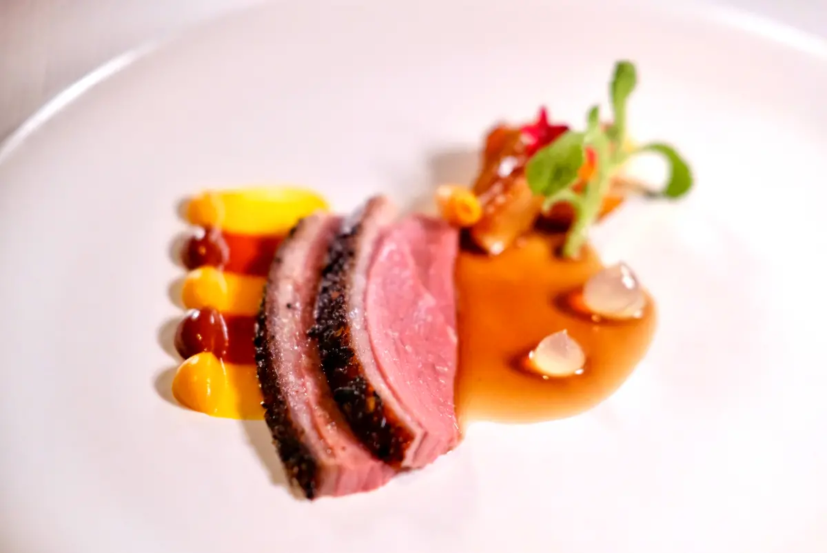 ▲連續六年獲米其林推薦的Orchid蘭餐廳，10月迎來新任日籍主廚Sato Kiyoshi坐鎮操刀，套餐許多亮點，主菜之一的胭脂鴨，皮酥脆肉多汁。（圖／記者葉盛耀攝）