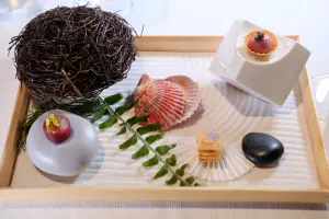 ▲套餐的開場即以日本懷石料理中極為重要的經典元素「八寸」作來呈現。（圖／記者葉盛耀攝）