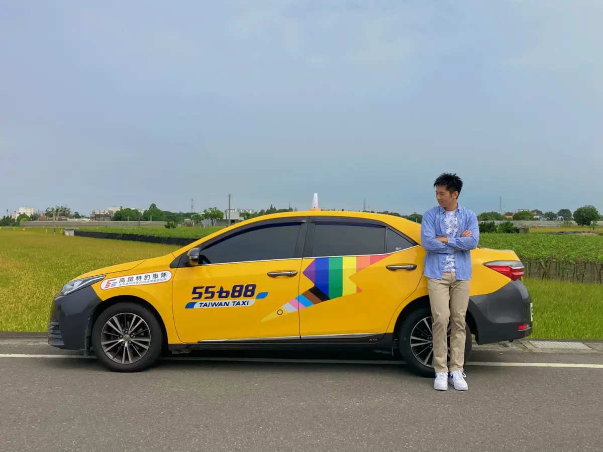 ▲KOL「王國春-我只是個計程車司機」貼出彩虹版閃電車貼照，粉絲大喊「彩虹計程車好美」。（圖／55688提供）