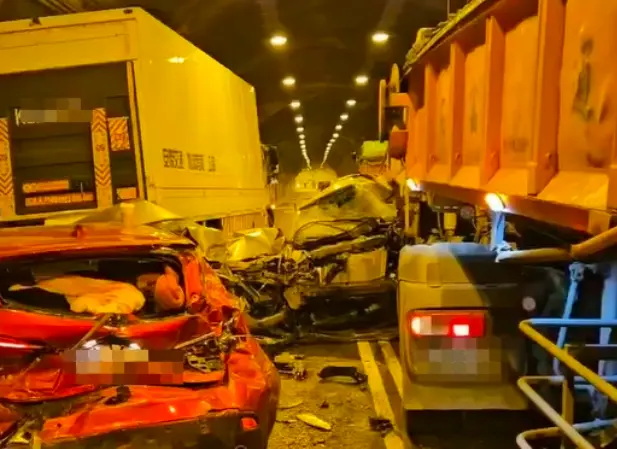 ▲新澳隧道17車連環車禍，慘釀1死11傷。（圖／翻攝畫面）