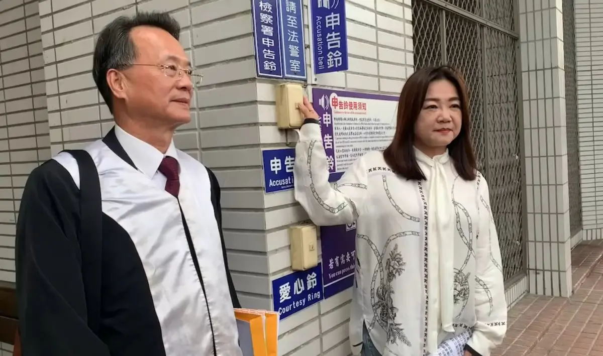 ▲立委馬文君今與律師按鈴控告競選對手蔡銘軒、政治評論員李正皓。（圖／記者顏幸如攝，2023.10.26）