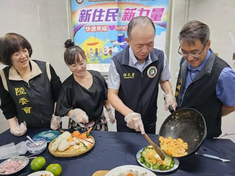 ▲ 移民署主任秘書謝文忠（右二）在新住民王崇麗（左二）指導下，體驗當料理YouTuber。（圖／移民署提供）