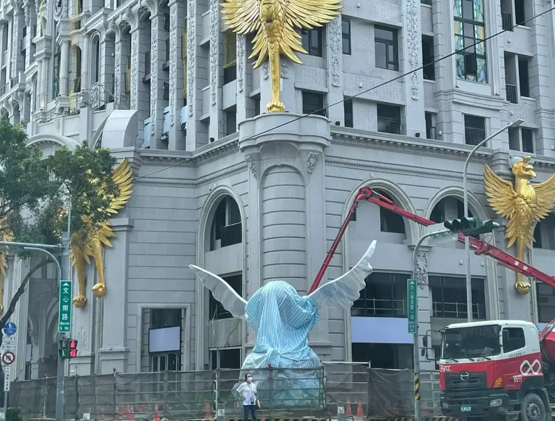 ▲文心愛悅建案在角地擺上新的巨型雕像，白翅膀對映上方的金火鳥，引起民眾好奇。（圖／翻攝路上觀察學院臉書，2023.10.26）