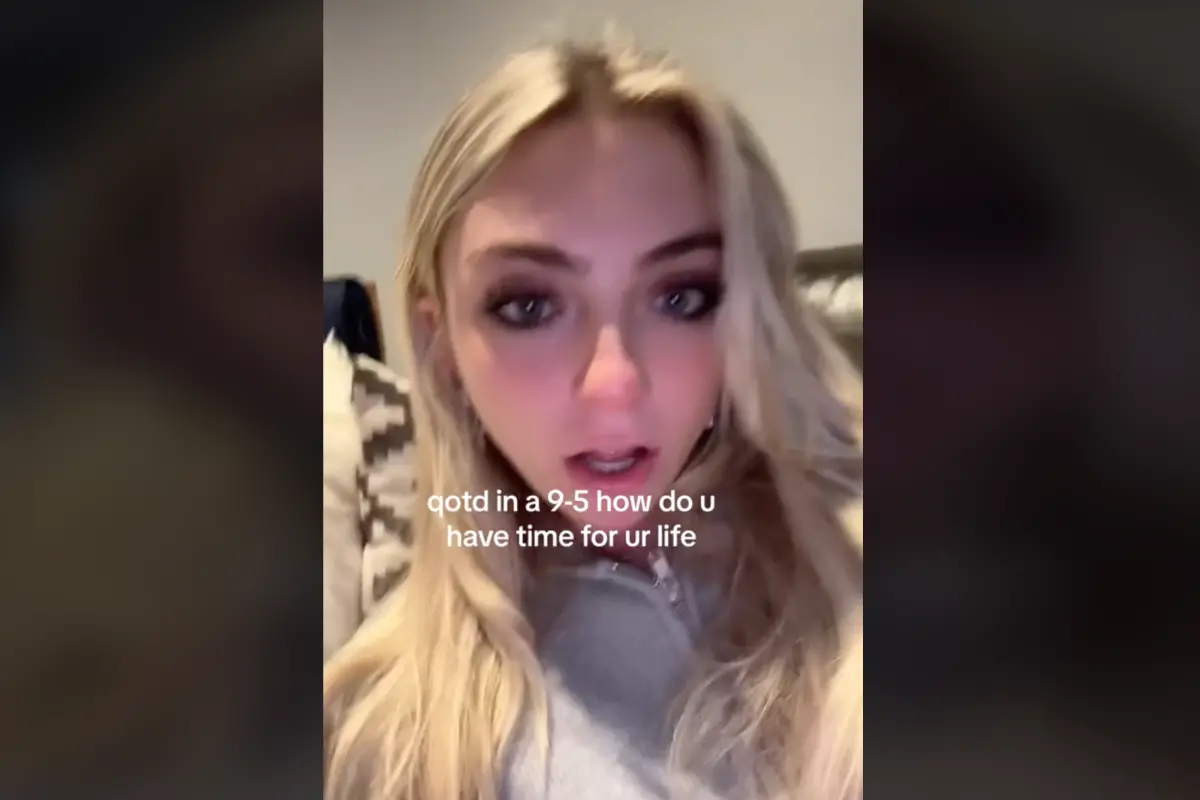 ▲美國一位剛大學畢業的社會新鮮人布里，在社群網路上分享自己的上班生活，透露每天朝九晚五、一周工作40小時，再加上來回通勤的時間，讓她沒有個人生活，講到傷心處數度淚崩。（圖／翻攝自brielleybelly123的TikTok）