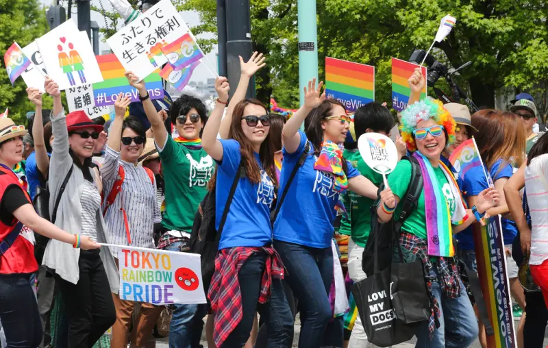 ▲日本今年4月舉行4年來首次完整規模的同志遊行，遊行群眾以台灣作為亞洲第一個婚姻平權的國家為標竿，盼政府與社會能儘速保障同婚權益。（圖／美聯社／達志影像）