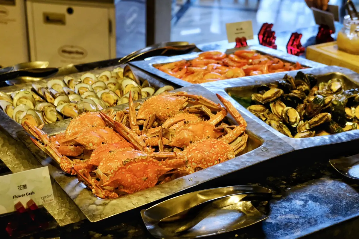 ▲年底聚會多，平安夜、聖誕節大餐吃不完，專家教4招吃法吃不胖，另提醒「3種人」別碰熱紅酒。（圖／記者葉盛耀攝）