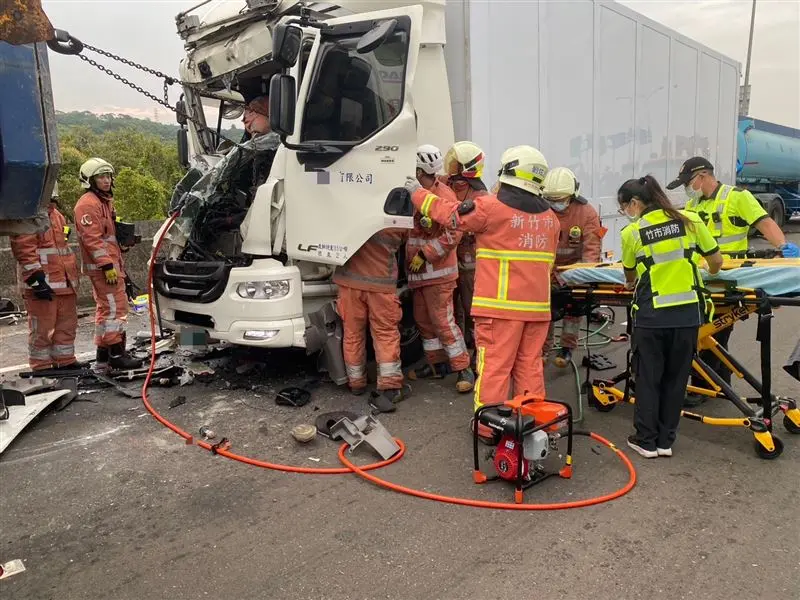 ▲台61線西濱快速道路北上79.2K處，今（27）日上午6時許，發生一起連環車禍。（圖／翻攝畫面）