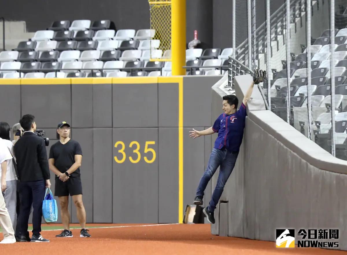 ▲大巨蛋開箱，台北市長蔣萬安親自測試防撞軟墊。（圖／記者陳明中攝）