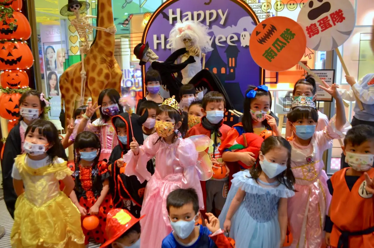 ▲第15屆2023「天母搞什麼鬼」萬聖節嘉年華攻略！今晚「百鬼夜行 戲弄頭家娘」討糖，鬧遍新光三越台北天母店、忠誠路二段、大葉高島屋，免費送4500個南瓜桶及變裝送炸雞等優惠。（圖／新光三越提供）