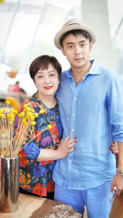 ▲甄珍（左）和兒子章立衡感情很好，母子近年都在香港、台灣等地居住，和劉家昌沒有來往。（圖／翻攝自甄珍FB）