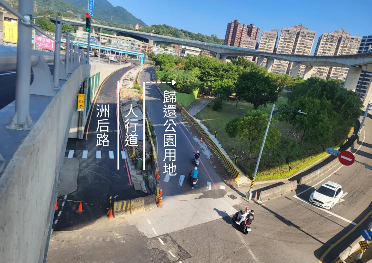 ▲成蘆橋旁洲后路拓寬工程完工開放通車，一旁臨時替代道路和人行道等復舊工程隨即進行，恢復公園使用。（圖 ／新北市政府養護工程處提供）