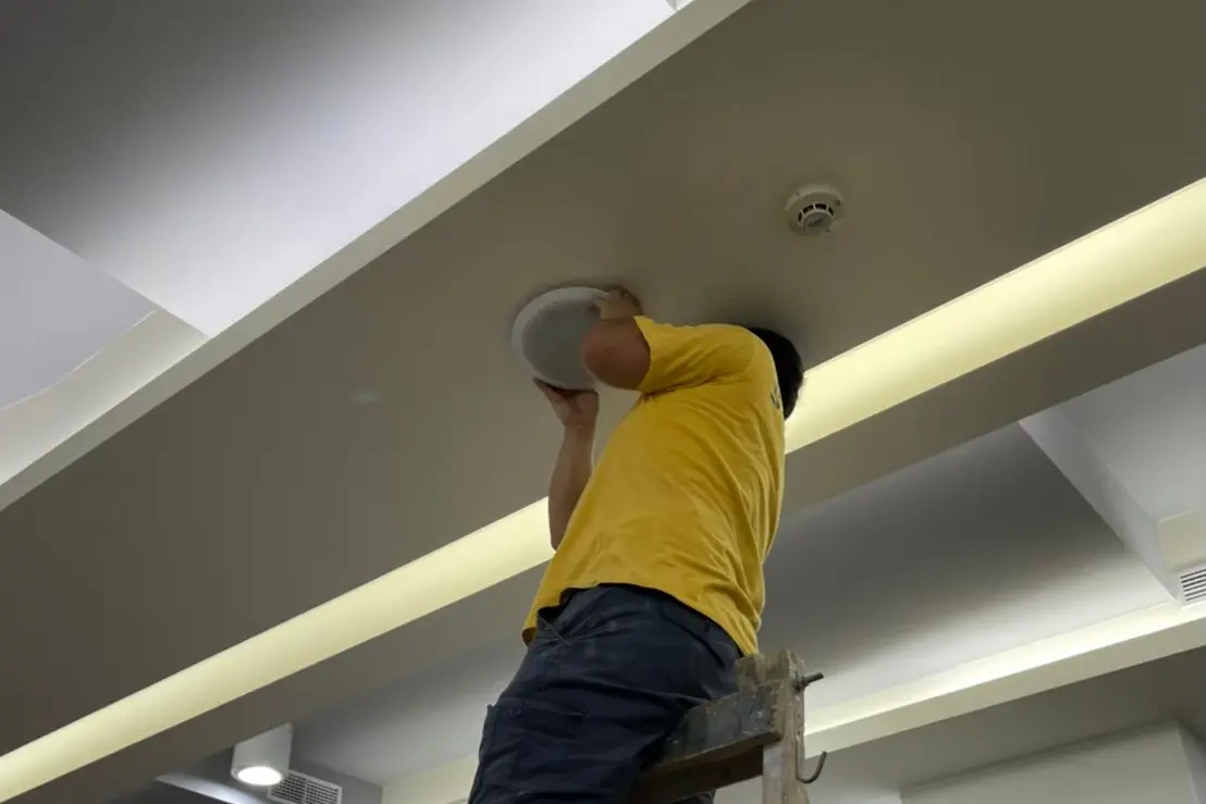 ▲年底是裝潢修繕旺季，需求暴增250%且費用也大漲20%，以木工、泥作、水電、衛浴等4大類師傅最難請，工期最多恐拖長3個月。（圖／找師傅提供）