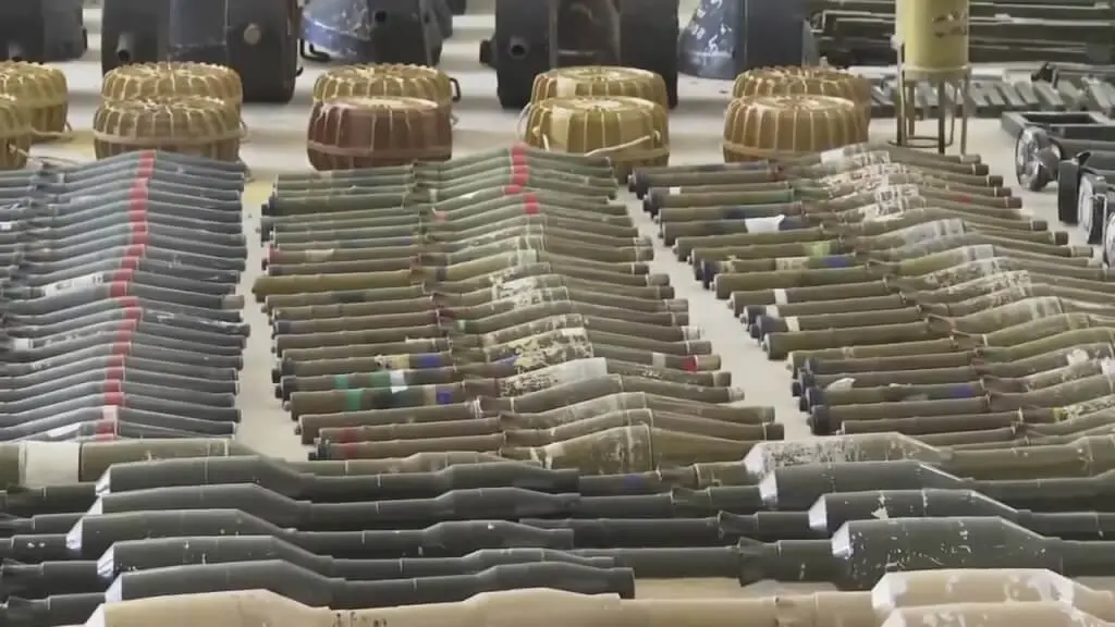 ▲以色列15日公布影像指出，根據彈頭上獨特的紅色條紋及其他特徵，哈馬斯可能使用北韓製造的火箭推進式手榴彈。（圖／美聯社）