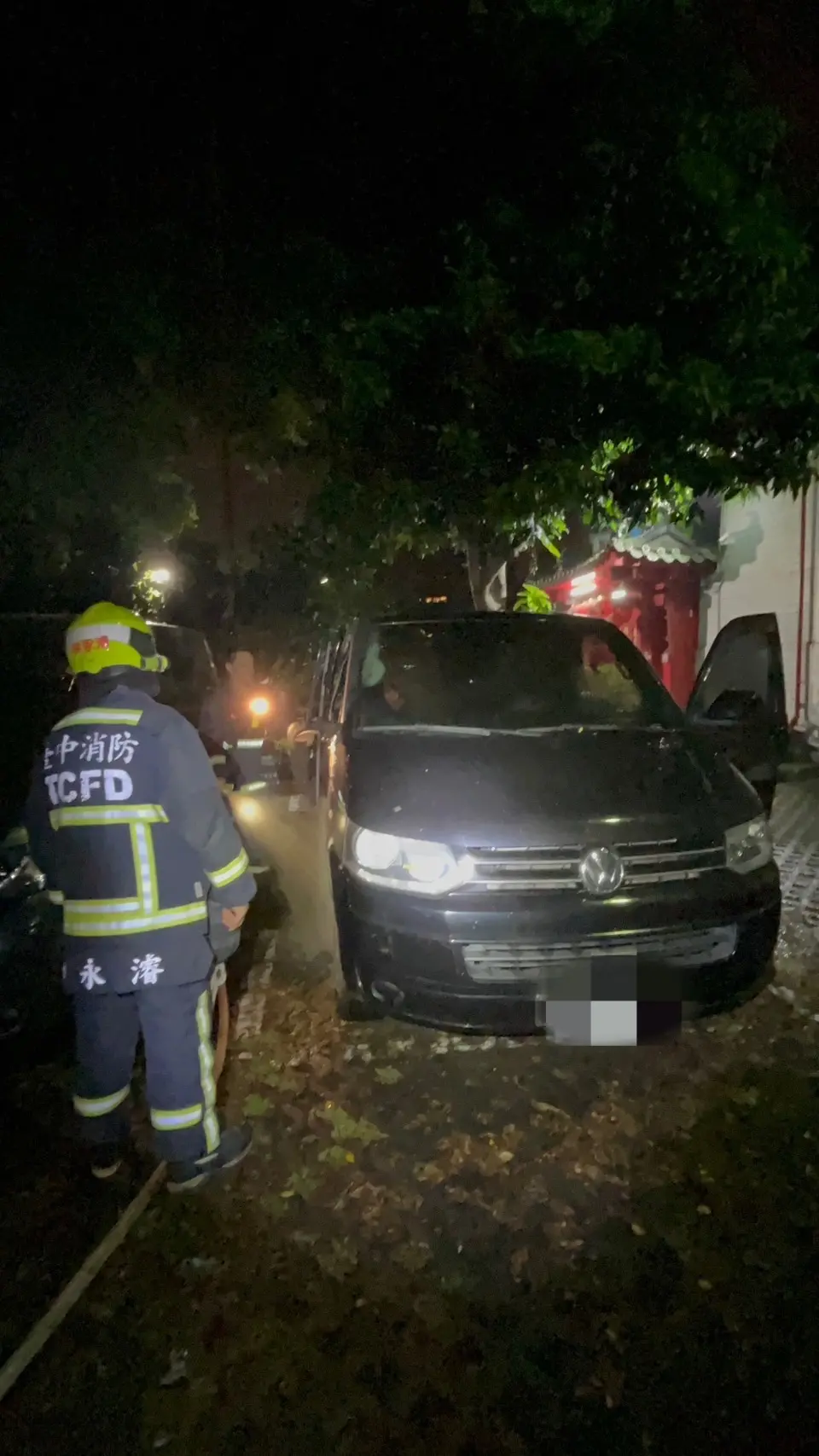 ▲台中祟德殯儀館停車場內汽車今日凌晨遭人縱火（圖/記者鄧力軍翻攝）