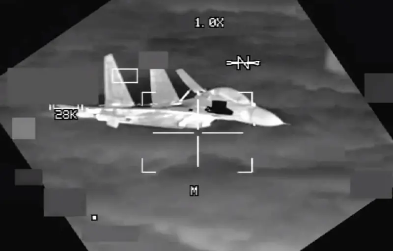 ▲美軍印太司令部26日發布影像，指控中共殲11戰機在南海干擾一架美軍B-52轟炸機，距離不到10英尺（3公尺）。（圖取自twitter@INDOPACOM）
