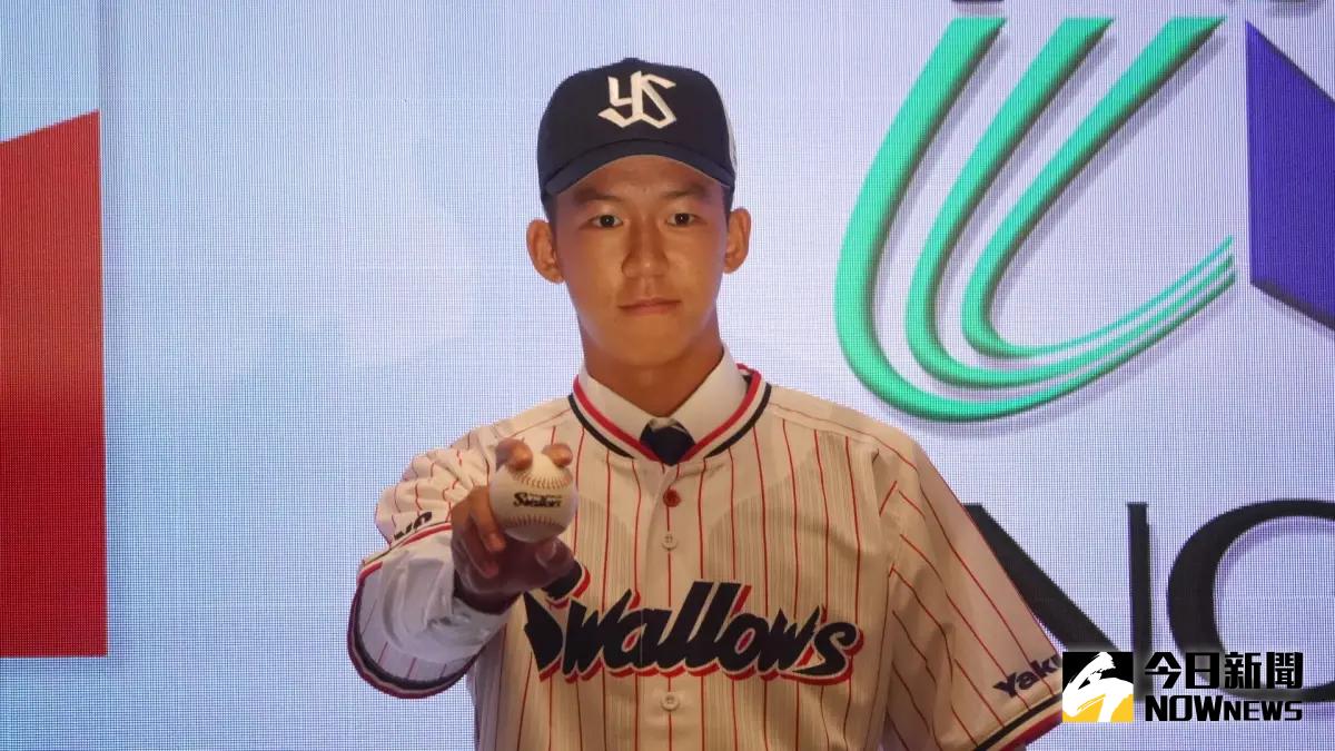 ▲養樂多正式跟徐翔聖簽約，他日本名為高橋翔聖，擁有雙重國籍，7月父親過世，但他的努力被看見。（圖／吳政紘攝）