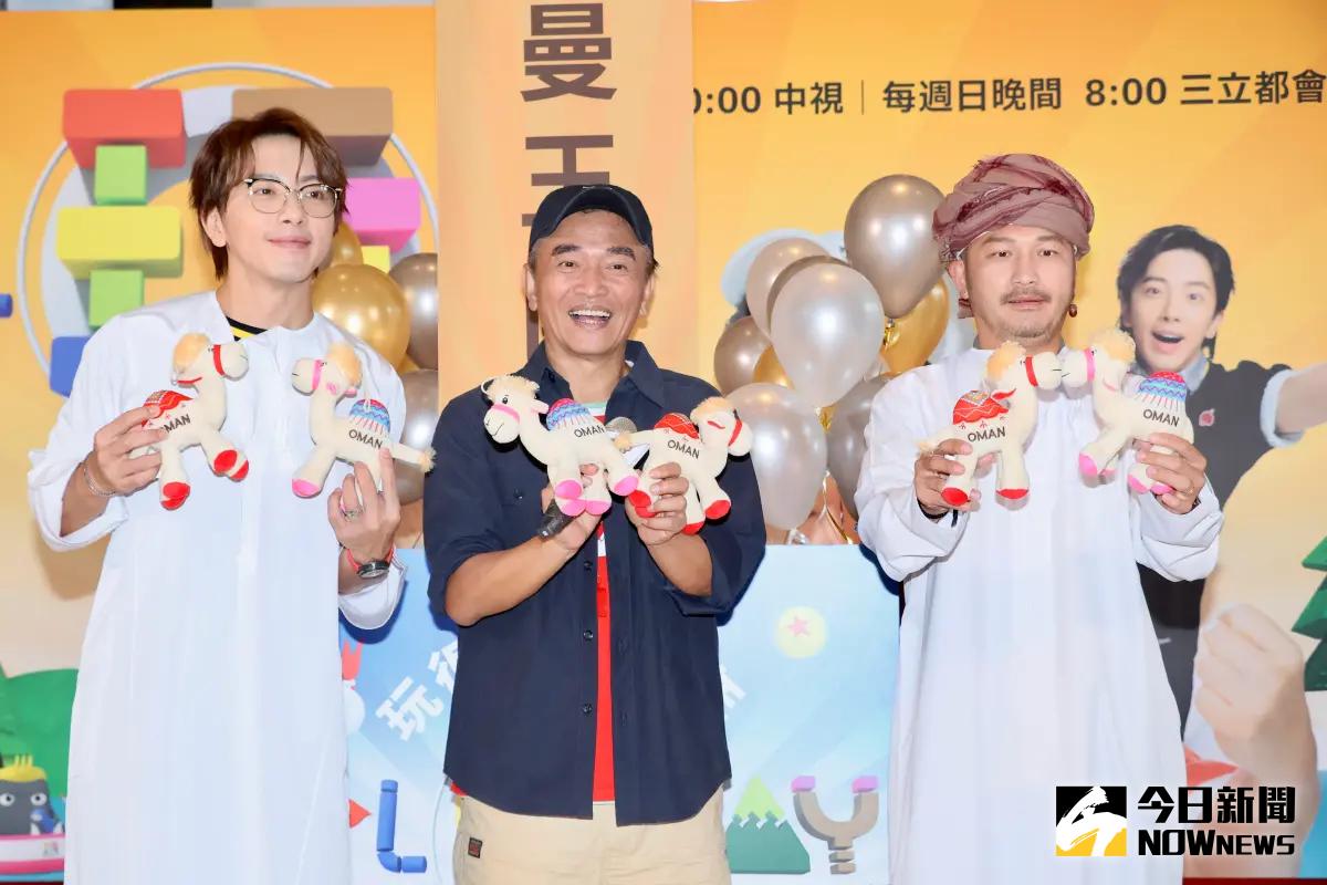 ▲坤達（左起）、吳宗憲、KID主持的《綜藝玩很大》邁入9周年，結果吳宗憲竟脫口爆料，有一次KID被長頸鹿踩到衣服爆開差點喪命，直呼：「那畫面不能播的！」(圖／記者鄭孟晃攝影）