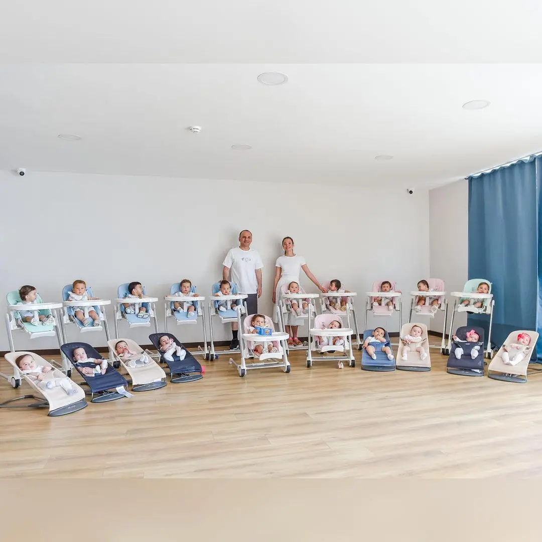 ▲俄羅斯這名26歲正妹（站者右）有22個親生小孩，全靠富豪老公砸錢請代理孕母在同年生的，他們目標要生105個小孩。（圖／IG@batumi_mama）