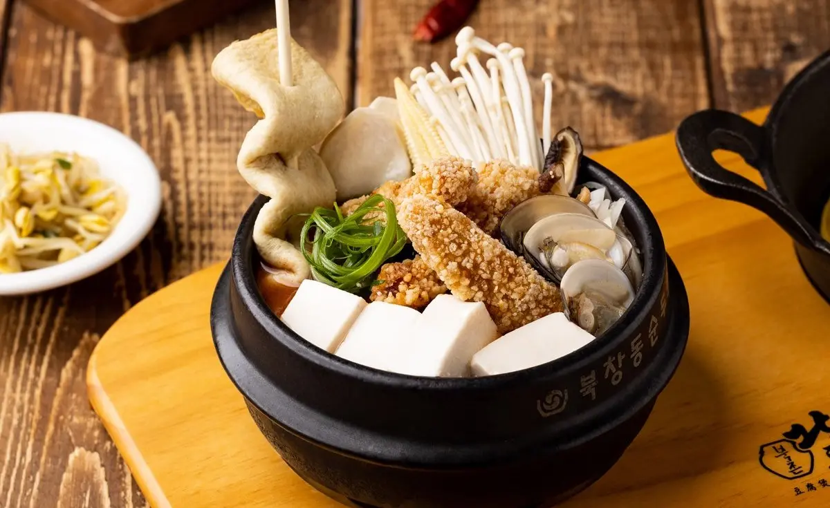 ▲北村豆腐家推出全新「韓系超鮮海味」，呼應萬聖節變裝小美人魚、海龜等海底動物，招待全桌免費送豆腐煲等「4道新菜」一次吃。秋季鳥丈爐端燒、勝政日式豬排等4大品牌開吃「日本牡蠣祭」。（圖／豆府餐飲集團提供）