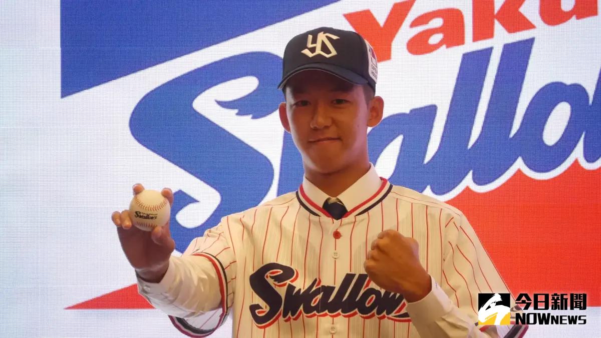 ▲養樂多正式跟徐翔聖簽約，他日本名為高橋翔聖。（圖／吳政紘攝）