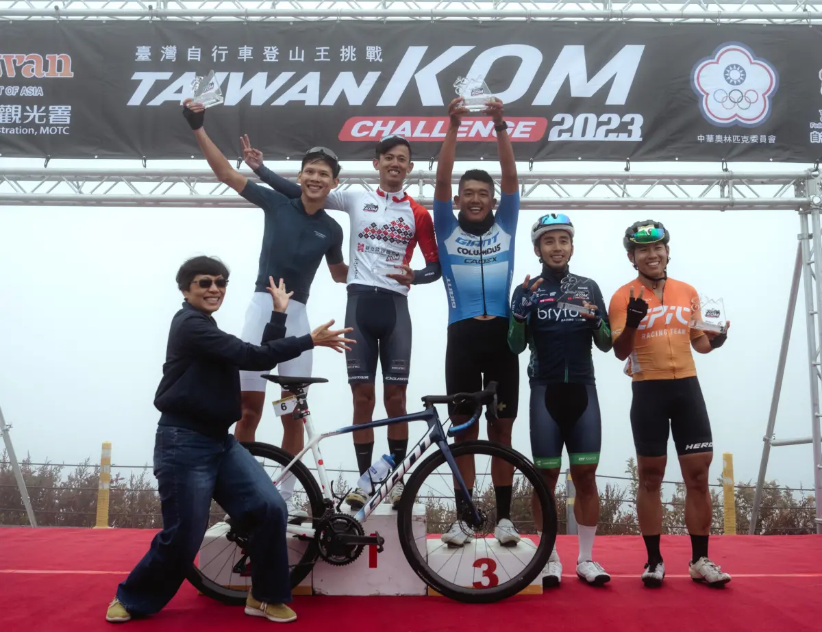 ▲新生代登山王黃冠霖(右三)以3小時34分06秒73完賽，拿下國內冠軍二連霸。官方提供