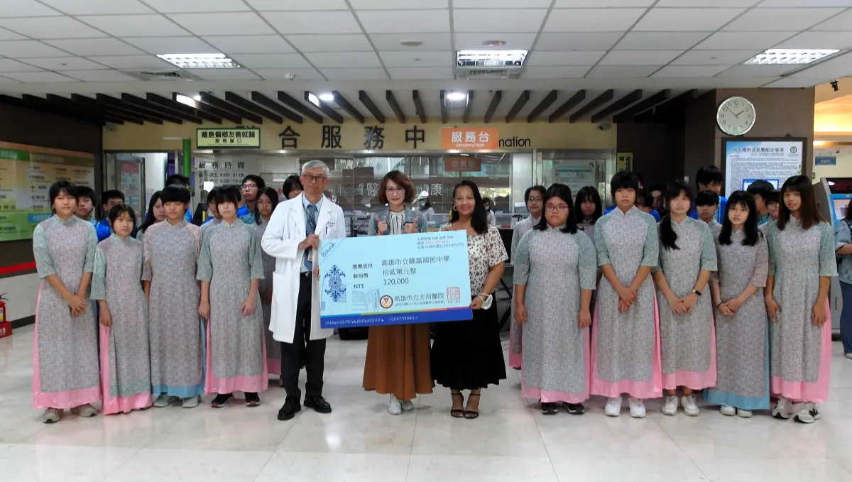 ▲大同醫院傅尹志院長(前排左1)邀請高市府顧問陳佩汝(前排左2)共同致贈圓富國中新住民合唱團旅費，由達妮芙．伊斯坦大校長(前排右1)代表接受。（圖／大同醫院醫院）