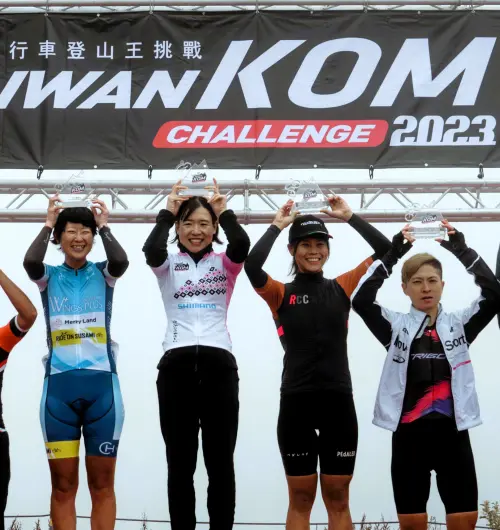 ▲29歲的「單車素人」許書瑋（右二）表現技驚四座，拿下國內女子組冠軍。官方提供