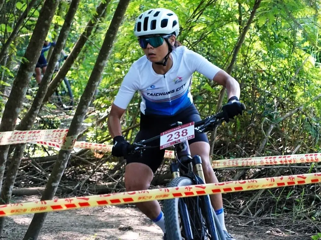 29歲的「單車素人」許書瑋（右二）表現技驚四座，拿下國內女子組冠軍。取自許書瑋FB