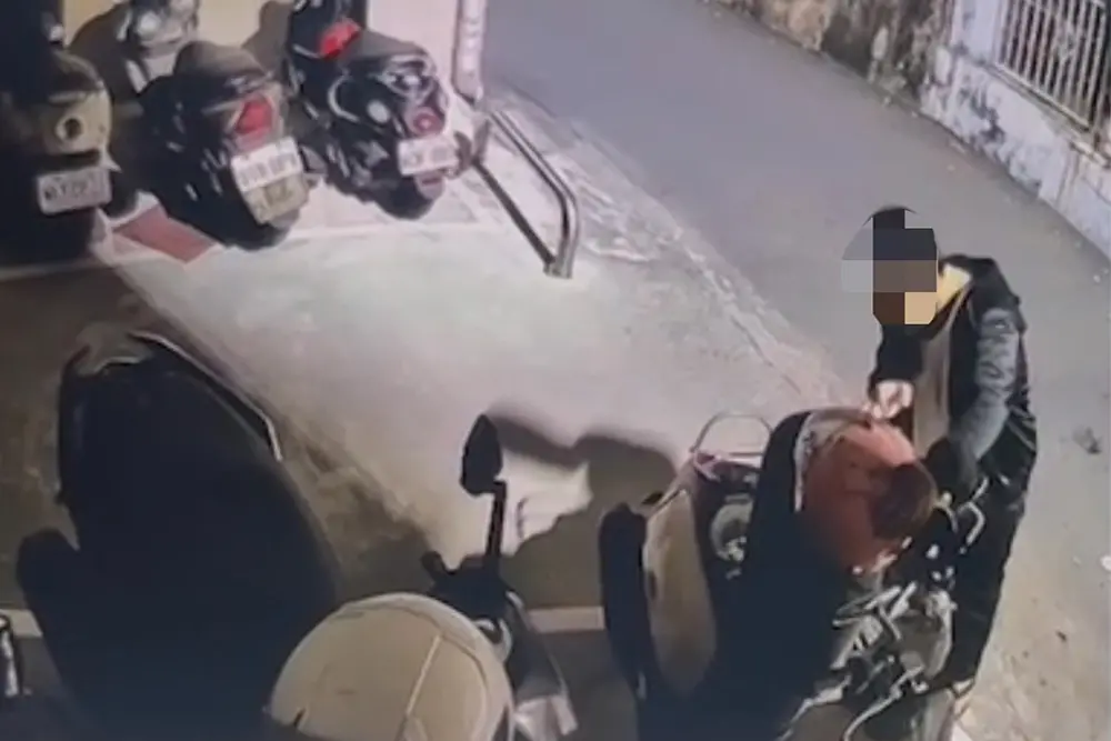 ▲高姓竊賊路邊隨機翻找未上鎖車輛行竊，監視器清楚錄下偷竊過程（圖／台南市警第五分局提供）