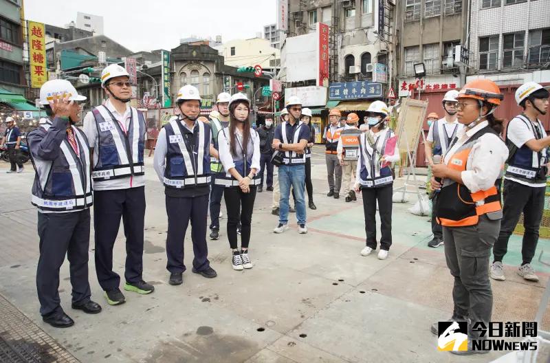 ▲張善政表示,本段工程相較其他捷運路線更複雜,不僅因路幅因素由水平鑽掘旋轉成上下立體疊式配置,也是全國首創分離式月台。(圖/記者李春台攝,2023.10.27)