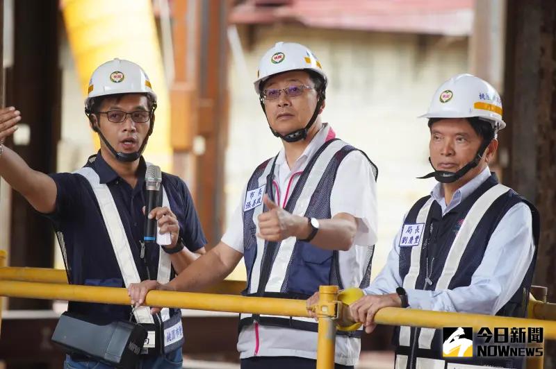 ▲今天2台國內口徑最大的潛盾機也往桃園車站發進,張善政也期勉工程團隊力拚117年讓桃園捷運綠線通車至G08站,逐步實現全線通車目標。(圖/記者李春台攝,2023.10.27)