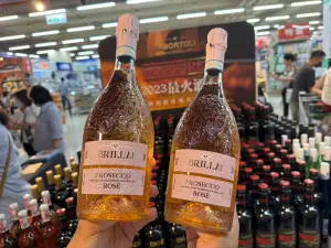 ▲義大利閃耀粉紅氣泡酒買2送1，原價580元、平均387元。（圖／記者鍾怡婷攝）