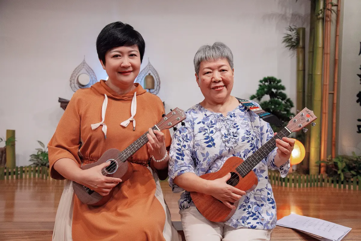 ▲丁強遺作《你好，我是誰》續集開拍，崔佩儀（左）學會曹媽（右）的溫柔曝保鮮婚姻。（圖／大愛）