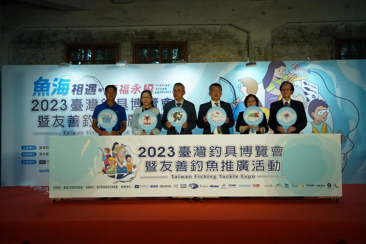 ▲立法院 副院長 蔡其昌(右3)、「海洋委員會 副主任委員 吳美紅」(右二)、臺灣釣具產業協進會 理事長 張良任 （左三）海洋保育署 署長 黃向文(左2)、「前經濟部中小企業處處長」 、「現任現任菁英創新企業發展協會理事長」 葉雲龍(右一)齊聚參與啟動儀式。（圖／品牌提供）